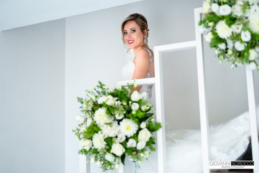 sposa sulla scalinata addobbo floreale