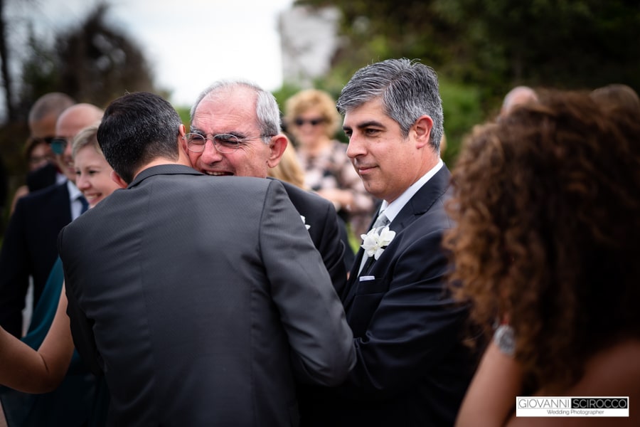 abbraccio con il papà dello Sposo